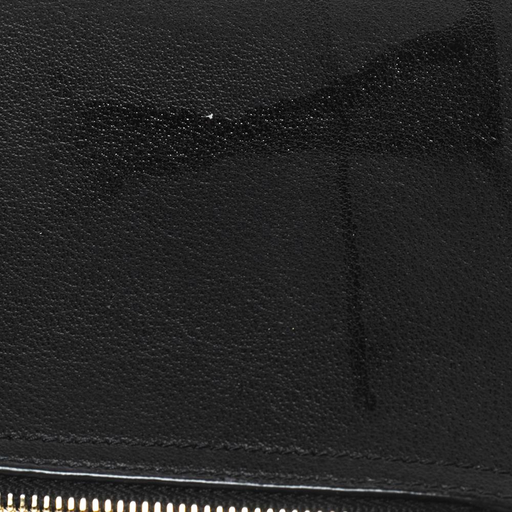 This E/W Shopping tote from the House of Saint Laurent grants you complete functionality without compromising on style or luxury. It is created using black leather. It comes with dual handles, gold-toned hardware, and a roomy unlined interior that
