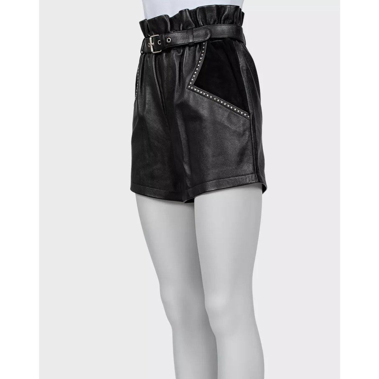 Ce short en cuir chic de Saint Laurent rehausse votre garde-robe ! 
Ce short est fabriqué à 100 % en cuir véritable et doublé d'un luxueux mélange de cupro et de soie, garantissant à la fois style et confort. 
La taille élastique assure un