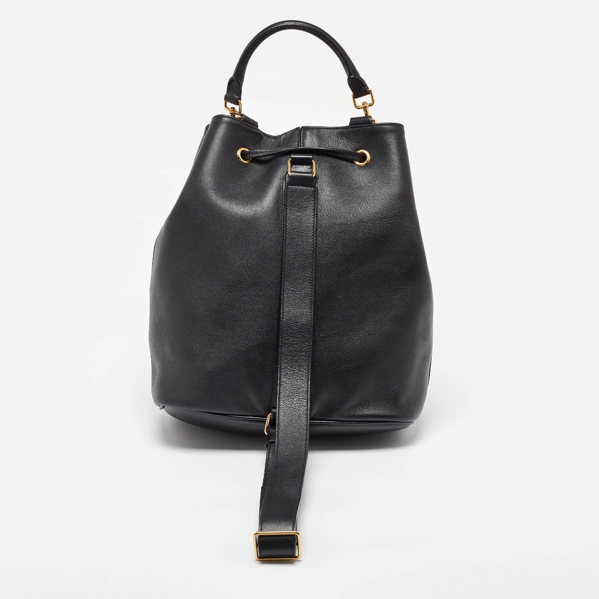 Saint Laurent Borsa a secchiello Emmanuelle in pelle nera In condizioni buone in vendita a Dubai, Al Qouz 2
