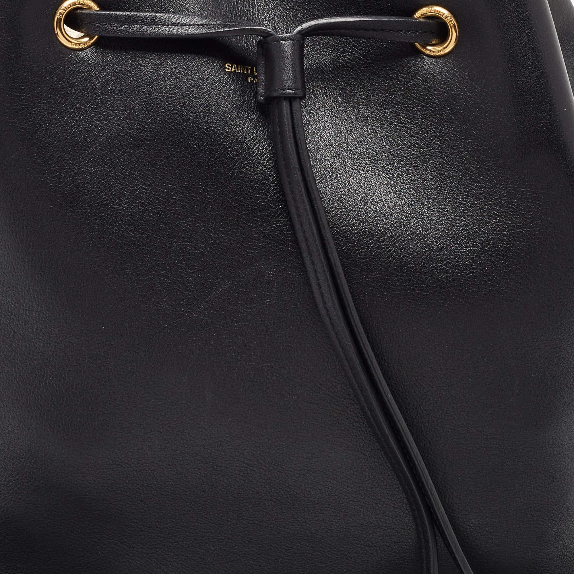 Donna Saint Laurent Borsa a secchiello Emmanuelle in pelle nera in vendita