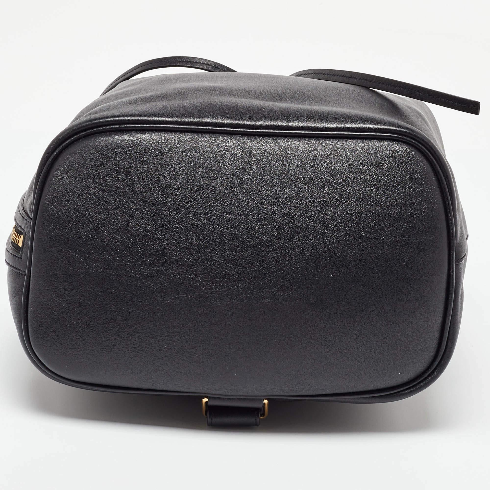 Saint Laurent Borsa a secchiello Emmanuelle in pelle nera in vendita 1