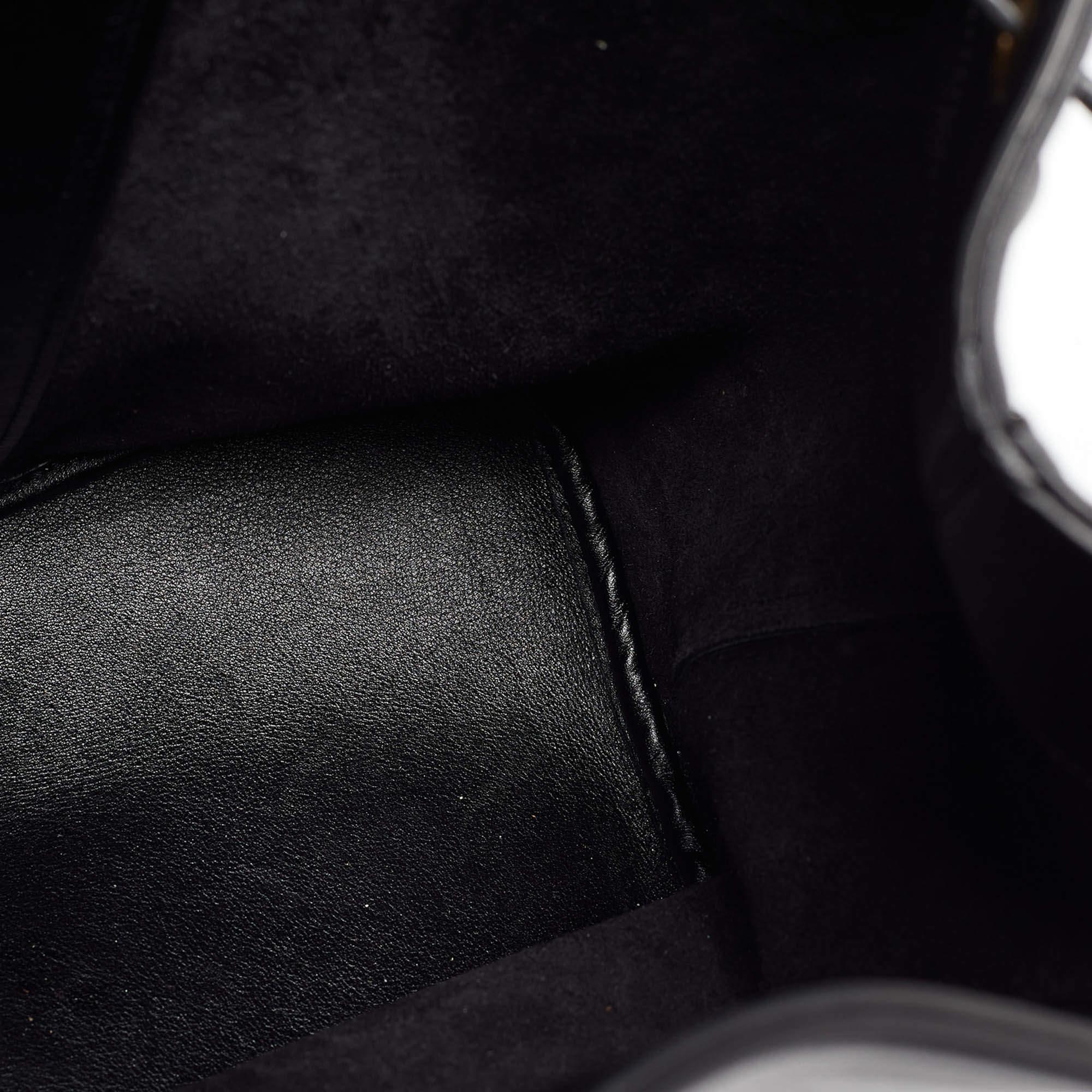 Saint Laurent Borsa a secchiello Emmanuelle in pelle nera in vendita 2