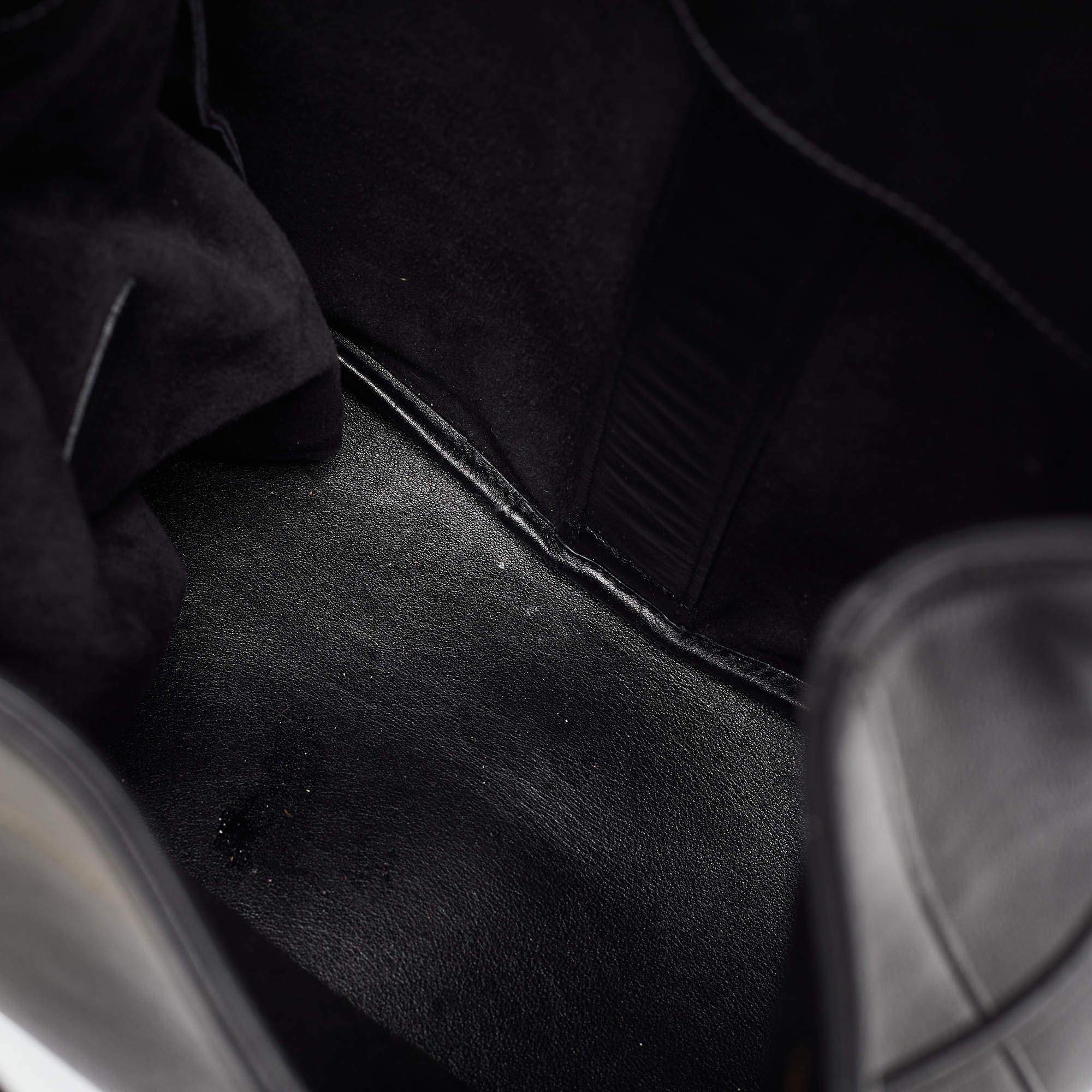 Saint Laurent Borsa a secchiello Emmanuelle in pelle nera in vendita 3