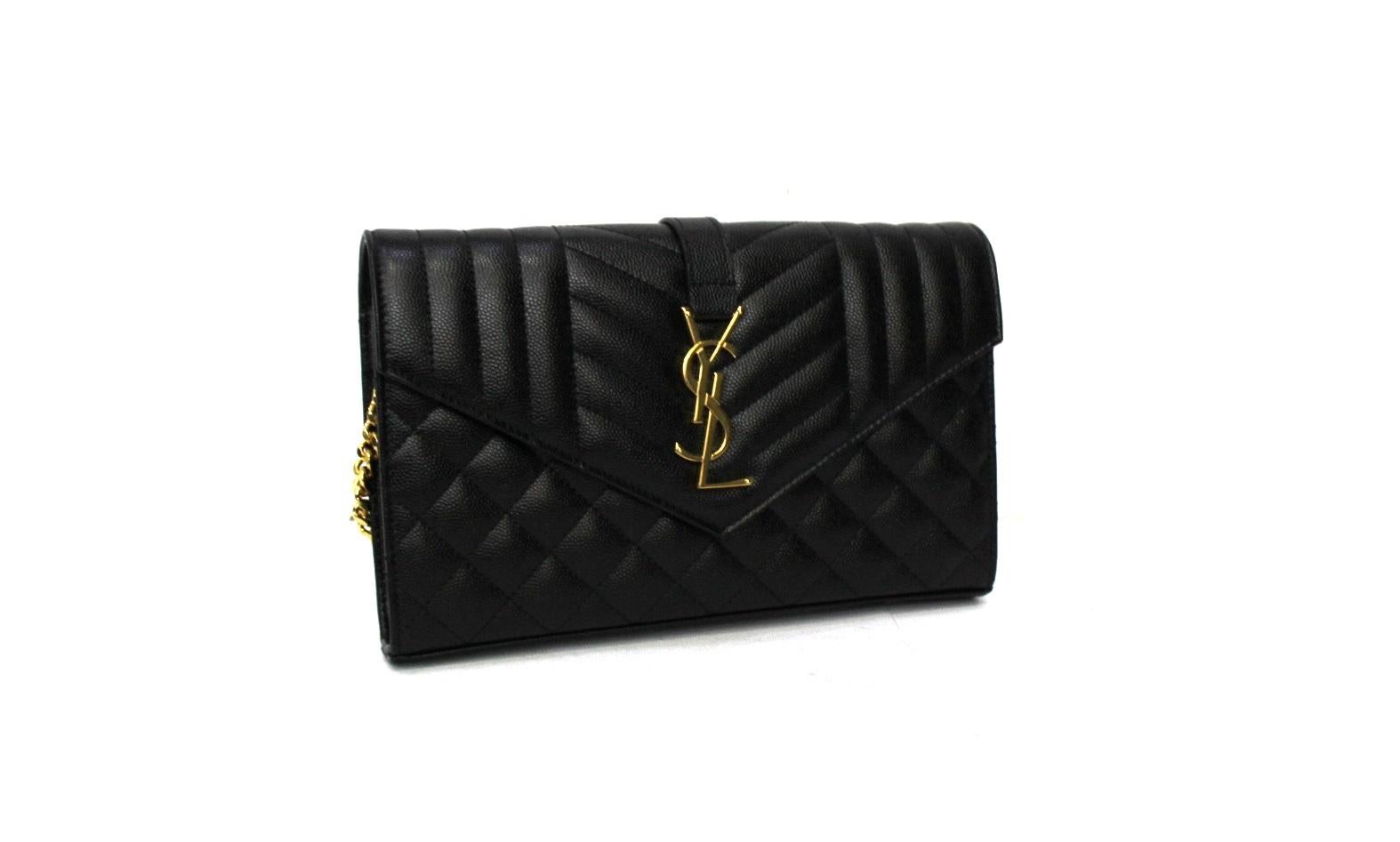 Saint Laurent bag in black leather with golden hardware. chain shoulder strap. Internally not very large. Like new condition.