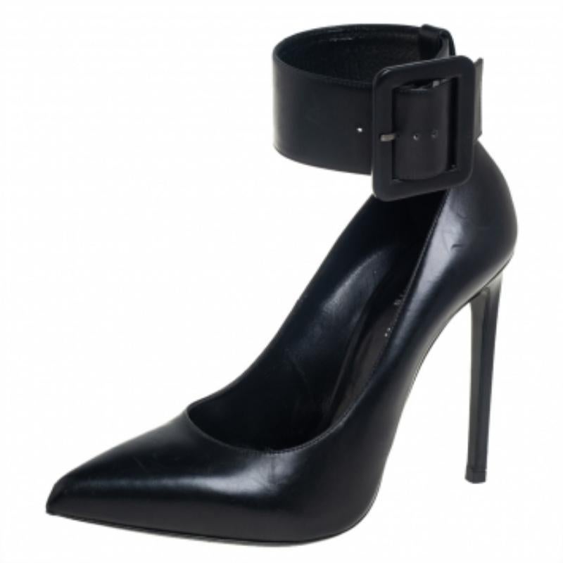 Sencillamente impresionantes, estas zapatillas Saint Laurent Escarpin nunca dejarán de elevarte con elegancia. Se han confeccionado en piel negra y presentan una silueta en punta. Lucen anchos puños tobilleros con hebillas y vienen dotados de