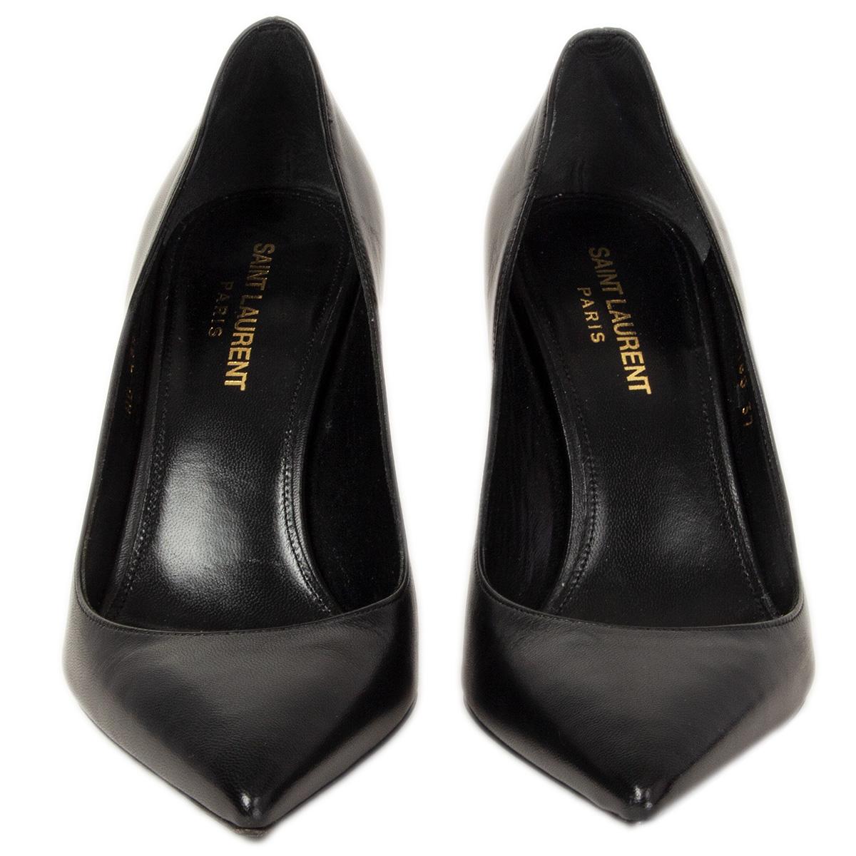 100% authentische Saint Laurent Opyum spitze Pumps aus schwarzem Kalbsleder mit strukturiertem, mattem, antik-goldfarbenem Metallabsatz mit YSL-Initialen und tief ausgeschnittenem Vorderteil. Wurde einmal innen getragen. Brandneu. Kommt mit