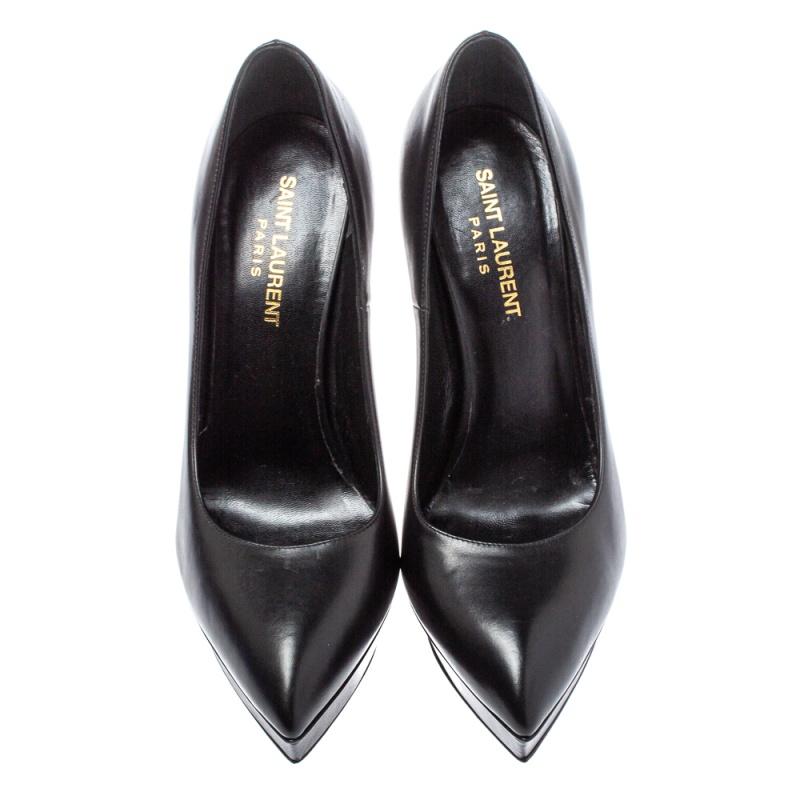 The exquisite Janis pumps by Saint Laurent are rendered in leather and are perfect for making a statement. Made in Italy, these pumps come with solid platforms providing maximum grip when walking. Chic and stylish, these pointed-toe pumps can be