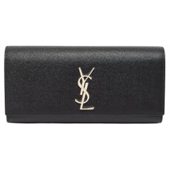 Saint Laurent Kate Monogramm-Clutch aus schwarzem Leder