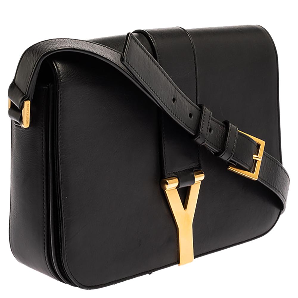 This Y-Ligne bag from Saint Laurent Paris is one creation a fashionista like you must own. It has been wonderfully crafted from leather and it flaunts a black shade. It also comes equipped with a front flap that opens to reveal a suede-lined