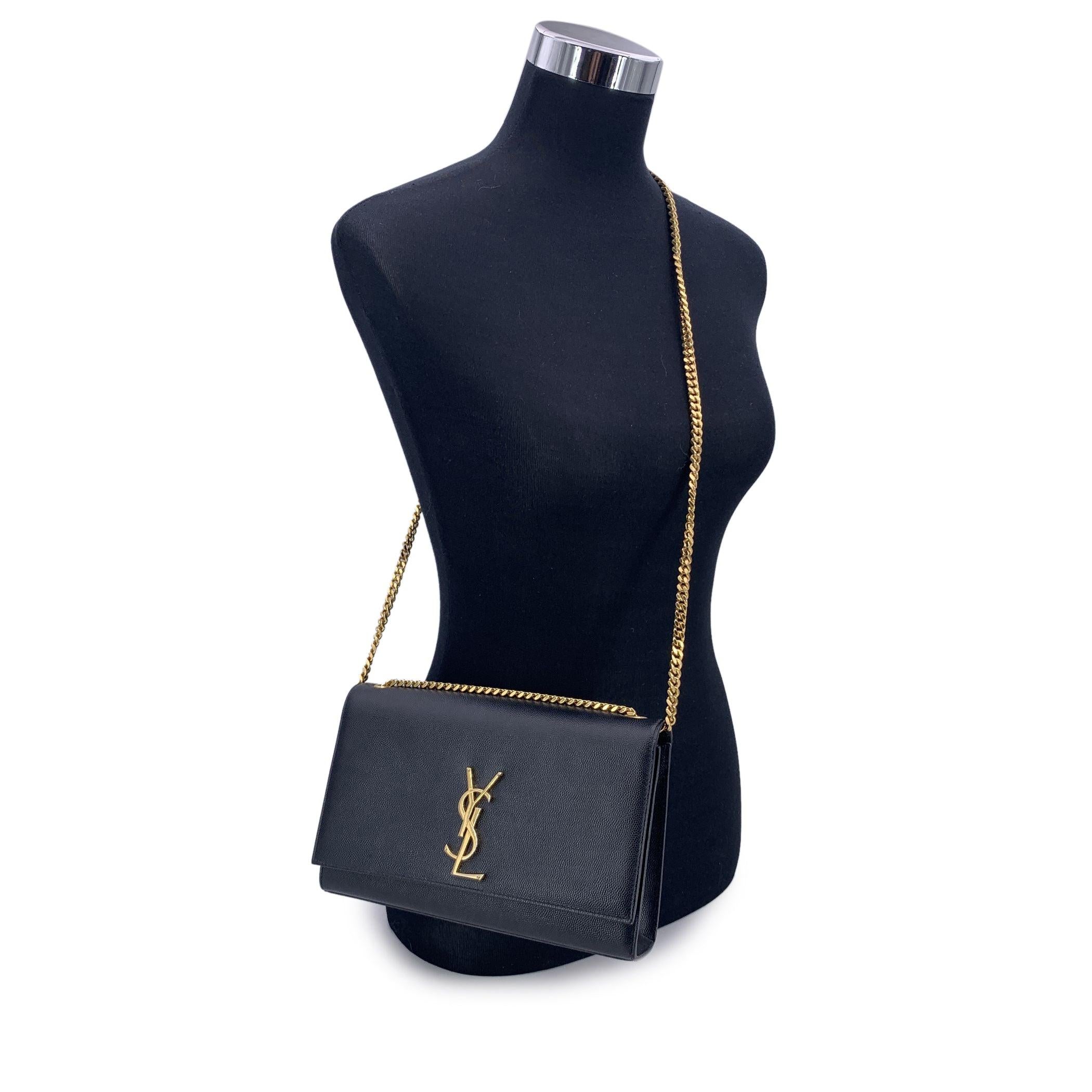 Dieser schöne Artikel wird mit einem Echtheitszertifikat von Entrupy geliefert. Das Zertifikat wird Ihnen ohne weitere Kosten zur Verfügung gestellt. Die elegante und unverkennbar ikonische Saint Laurent K'ate - Medium' Umhängetasche ist ein