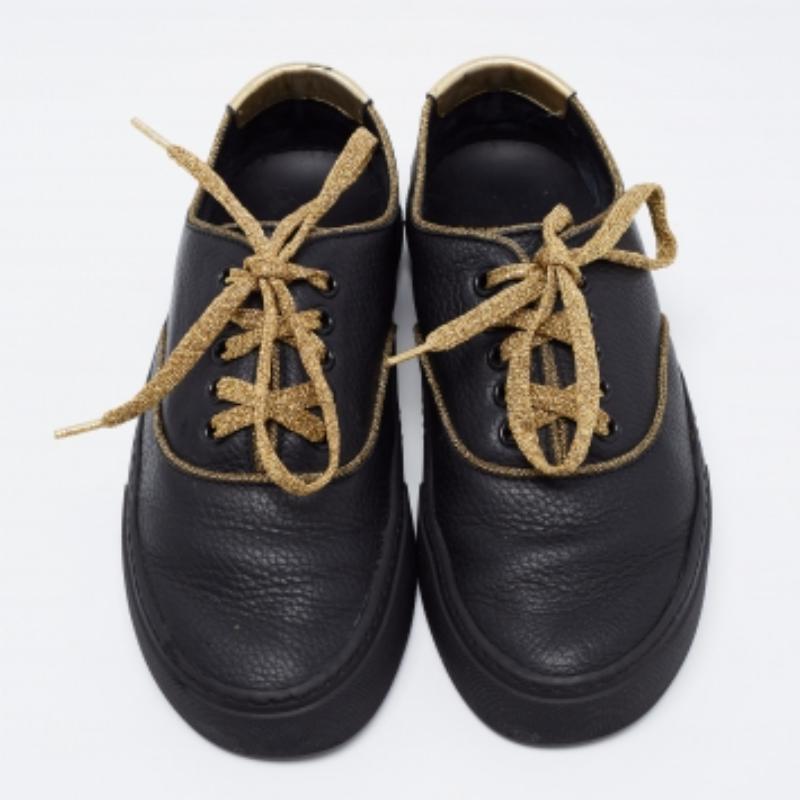 Donnez à votre collection de baskets une touche de luxe avec ces baskets Saint Laurent. Construites à partir de matériaux de haute qualité, elles sont définies par des empeignes à lacets, des semelles intérieures confortables à fermeture éclair et