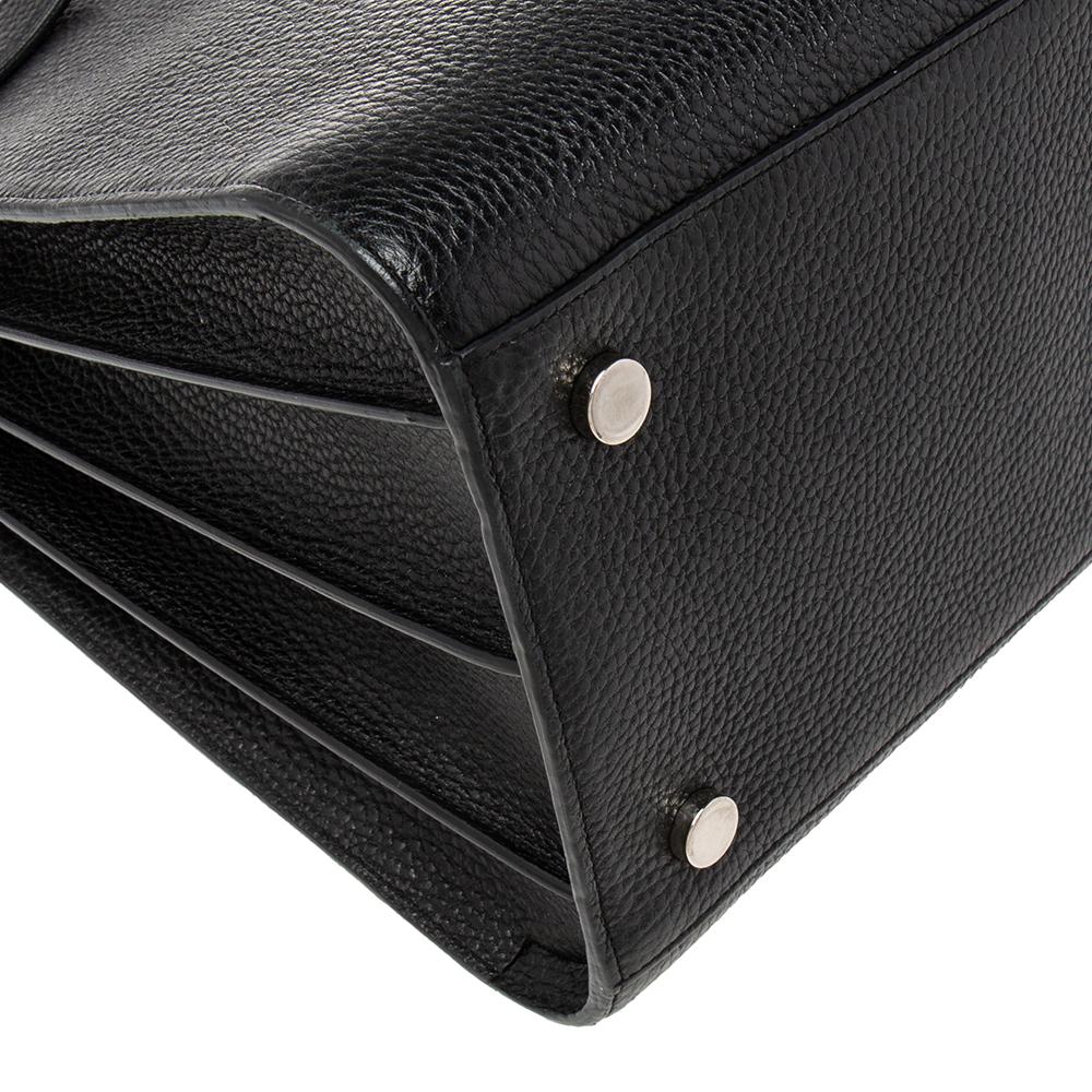 This Sac de Jour tote by Saint Laurent has a structure that simply spells sophistication. Crafted from black leather, the bag is held by double top handles. The tote comes with a canvas-lined interior with enough space to store your necessities and