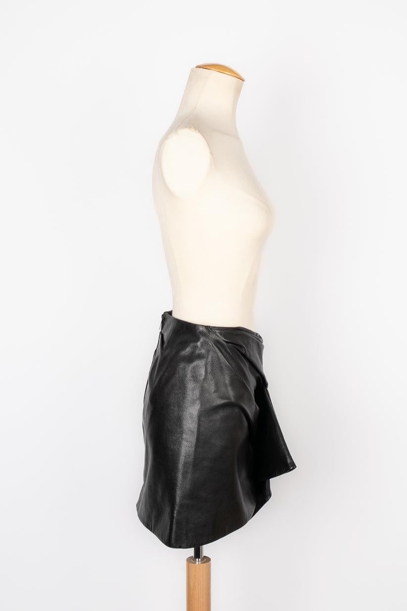 Saint Laurent -Black leather mini skirt. No size indicated, it fits a 34FR. 2018 Fall-Winter Collection.

Additional information:
Condition: Very good condition
Dimensions: Waist: 34 cm - Length: 37 cm
Period: 21st Century

Seller Reference: FJ29
