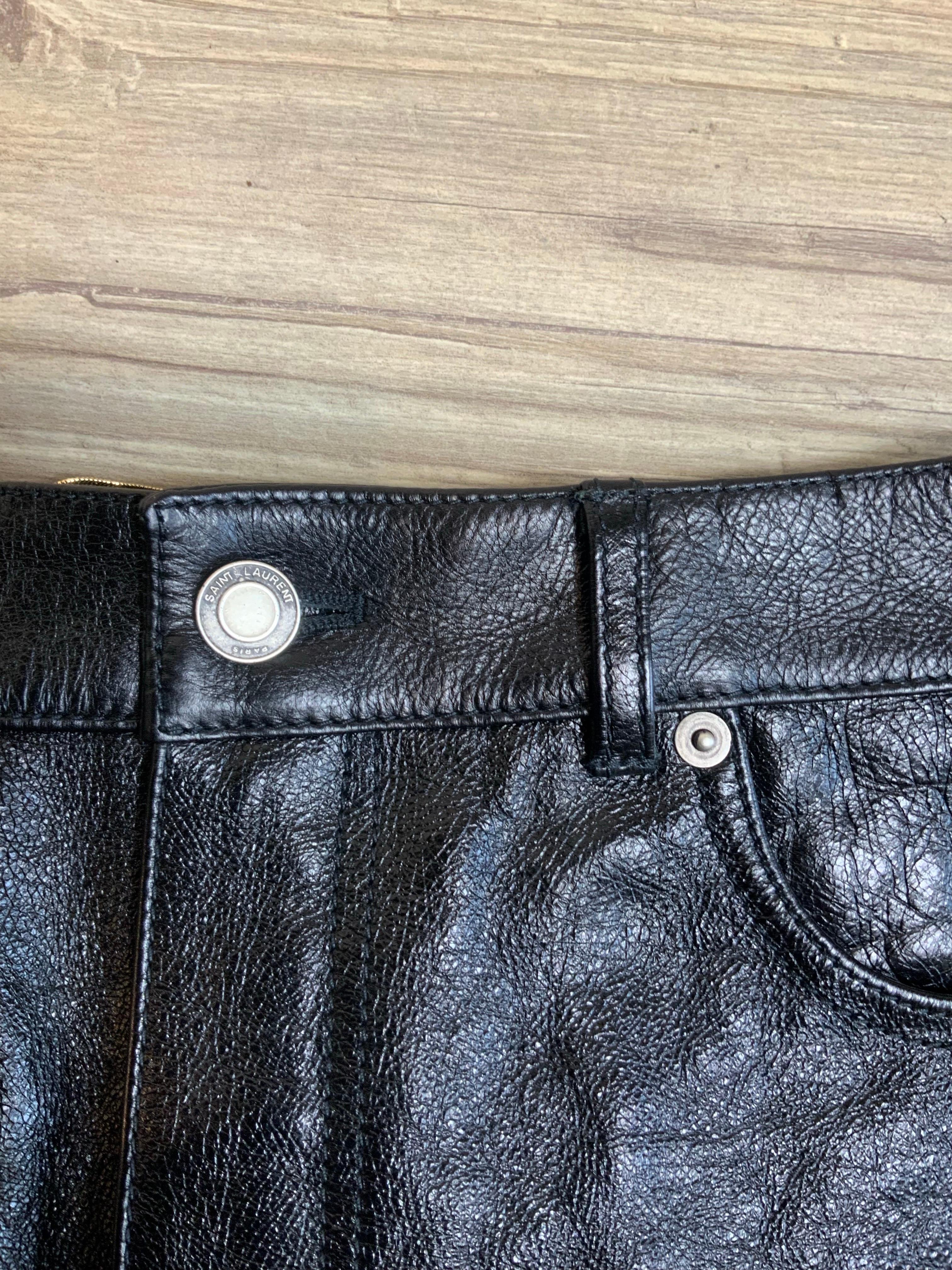 Saint Laurent skirt.
2017 collection.
In calfskin. Silk lined.
Missing size label, fits an international S.
Waist 35cm
Length 36 cm
Excellent general condition, like new.