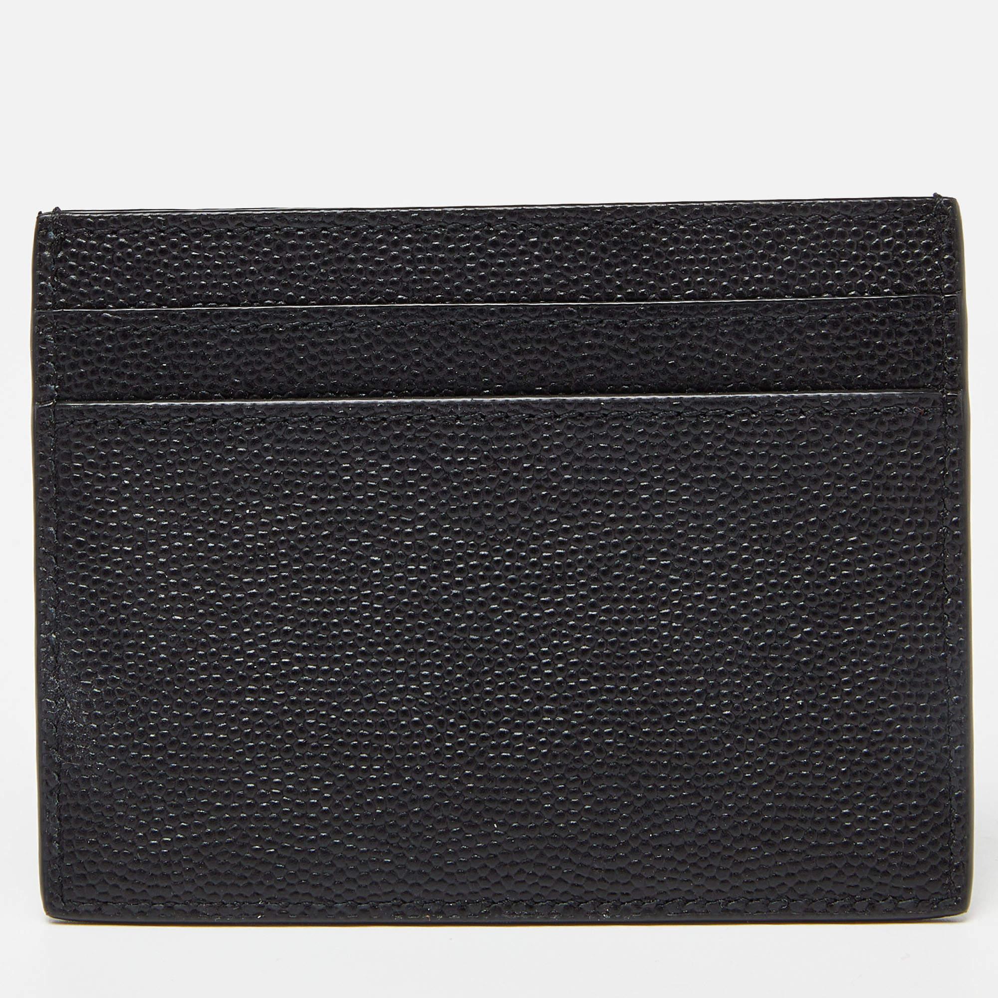 With its compact silhouette, this Saint Laurent card holder can easily fit into your handbag or clutch. Made from leather, it has lined card slots on both sides and the YSL on the front.

