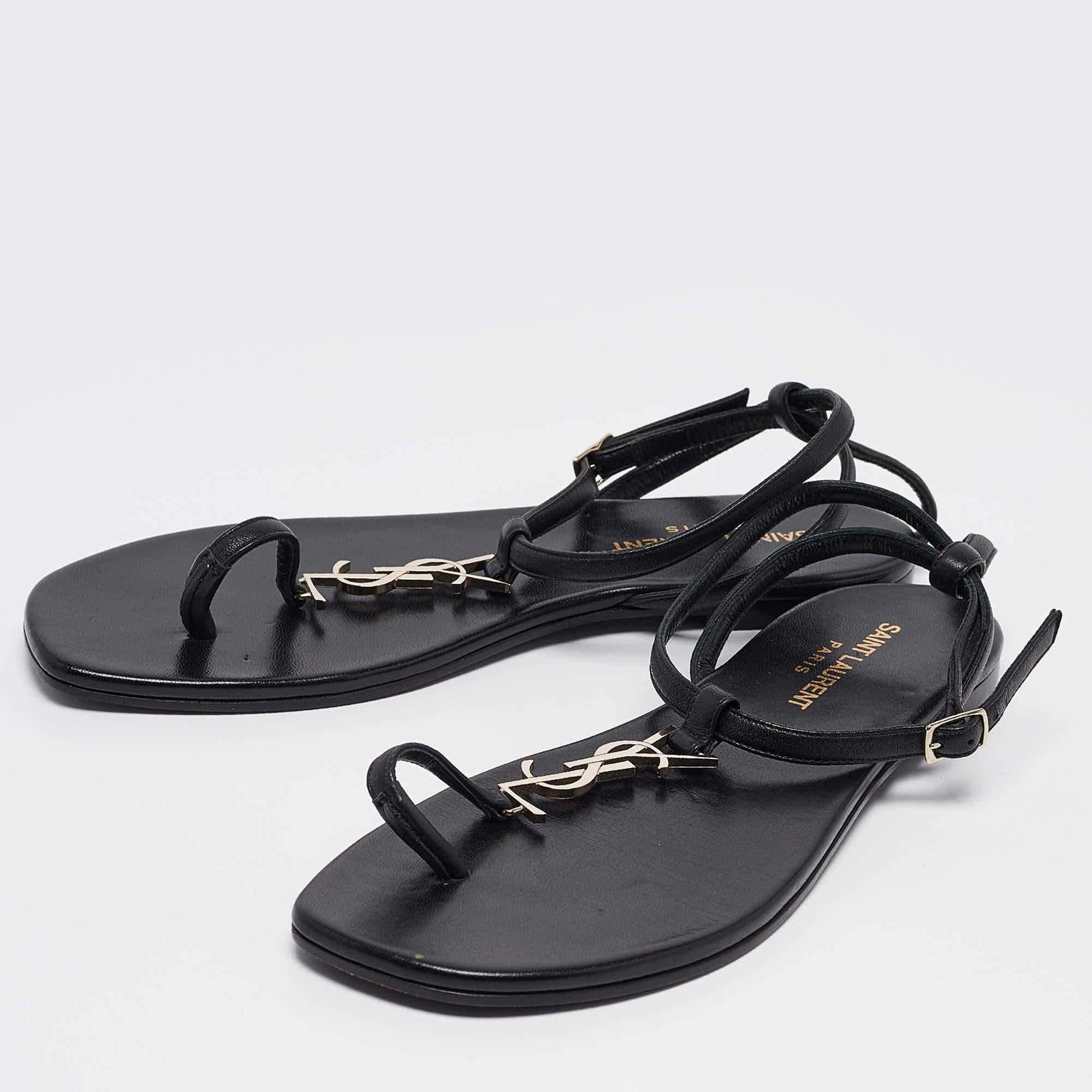 Un mélange parfait de luxe  style  et le confort  Ces chaussures plates de créateur sont fabriquées à partir de matériaux de qualité et encadrent vos pieds de la manière la plus raffinée qui soit. Ils peuvent être associés à une multitude de tenues
