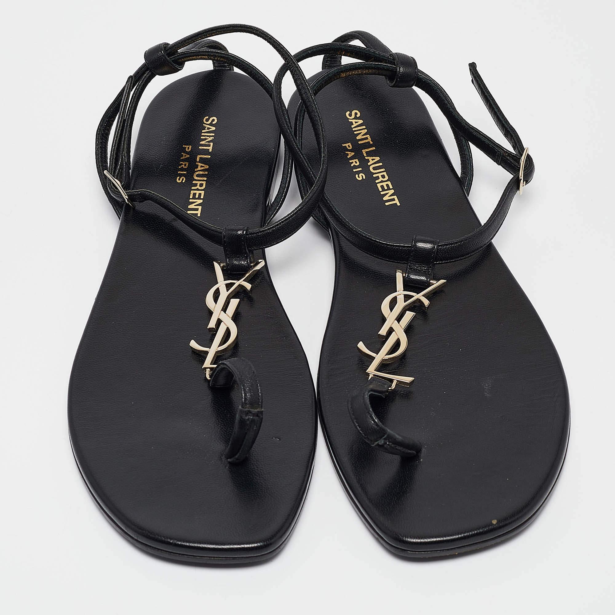 Noir Saint Laurent - Sandales en cuir noir avec monogramme - Taille 36,5 en vente
