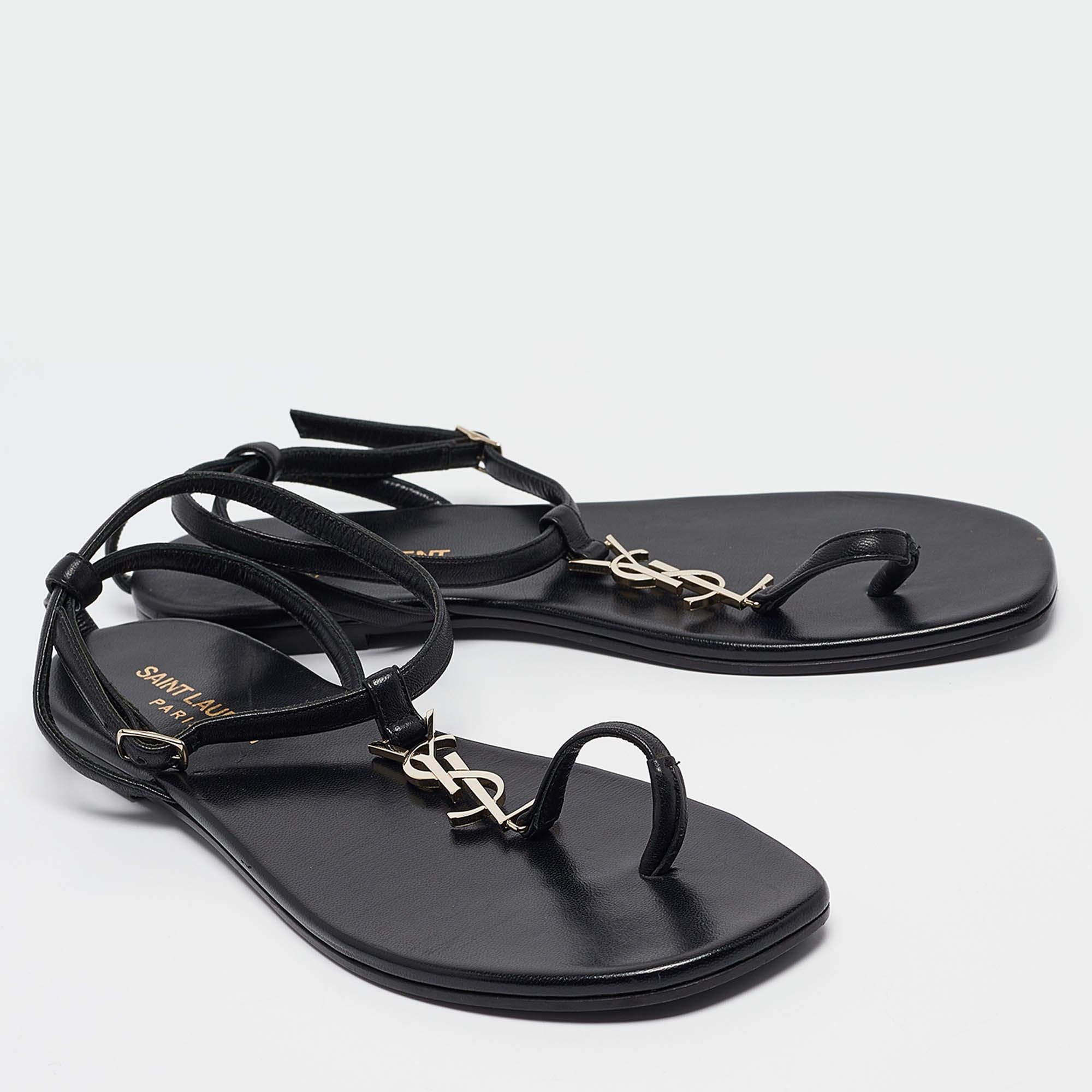 Saint Laurent - Sandales en cuir noir avec monogramme - Taille 36,5 Bon état - En vente à Dubai, Al Qouz 2