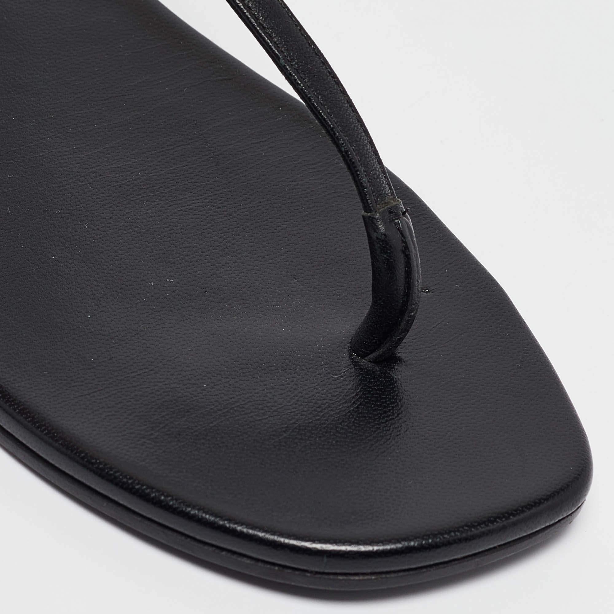 Saint Laurent - Sandales en cuir noir avec monogramme - Taille 36,5 en vente 2