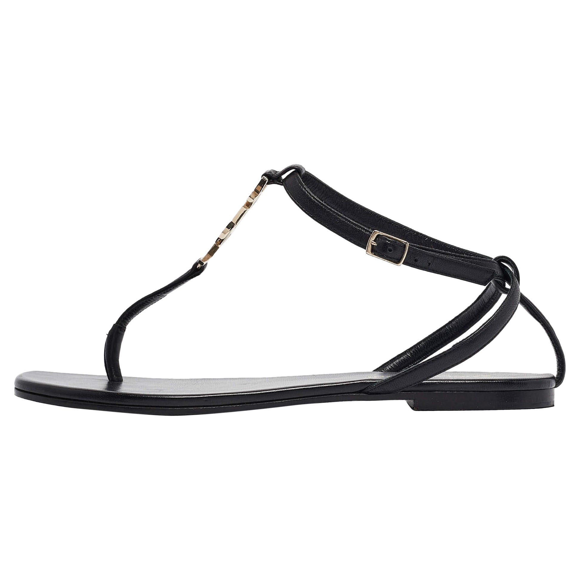 Saint Laurent - Sandales en cuir noir avec monogramme - Taille 36,5 en vente