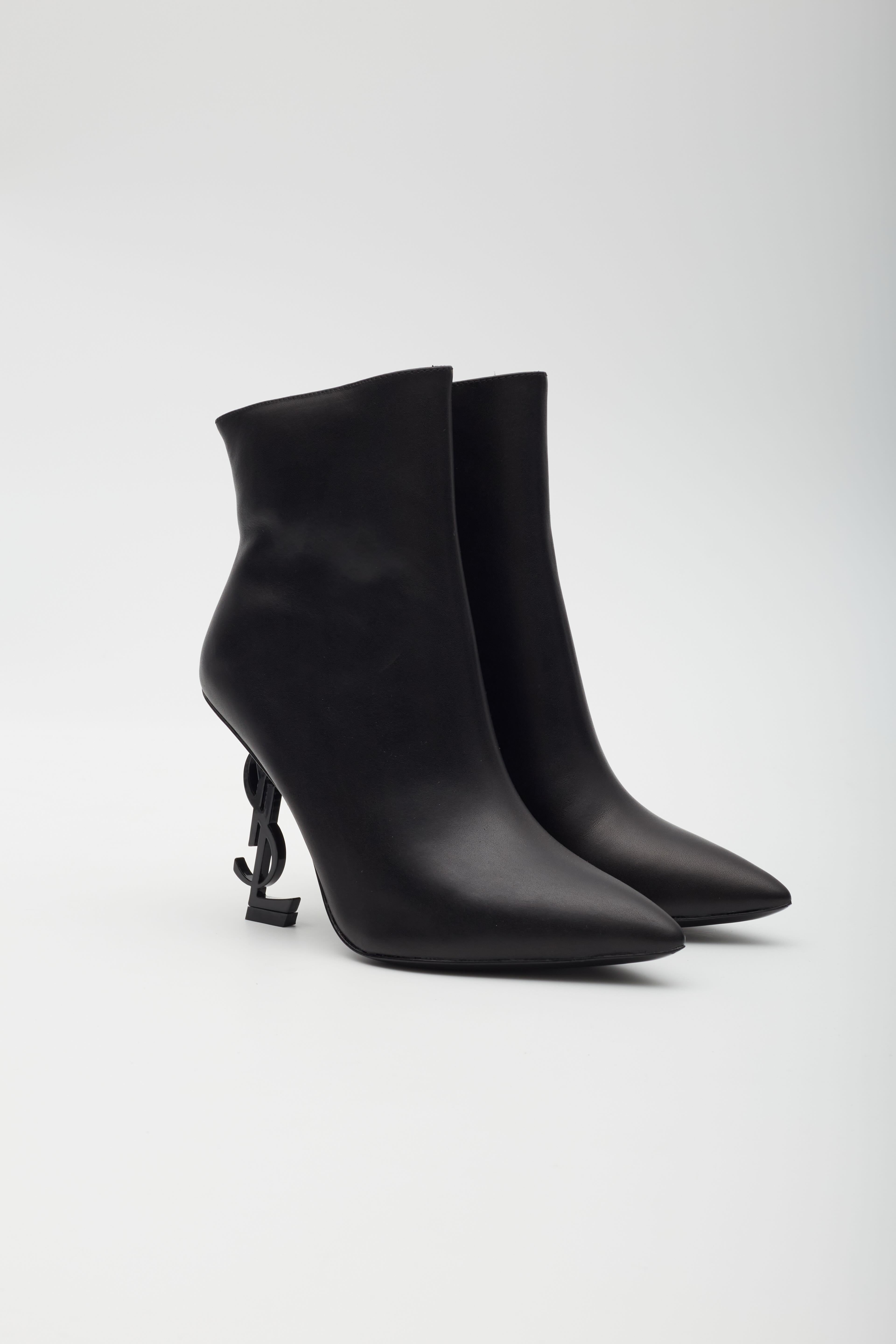 Color: Black
Material: Calfskin leather
EU 39
Heel Height: 100 mm / 4”
Condition: Excellent.
Comes with: Dust bag

Made in Italy