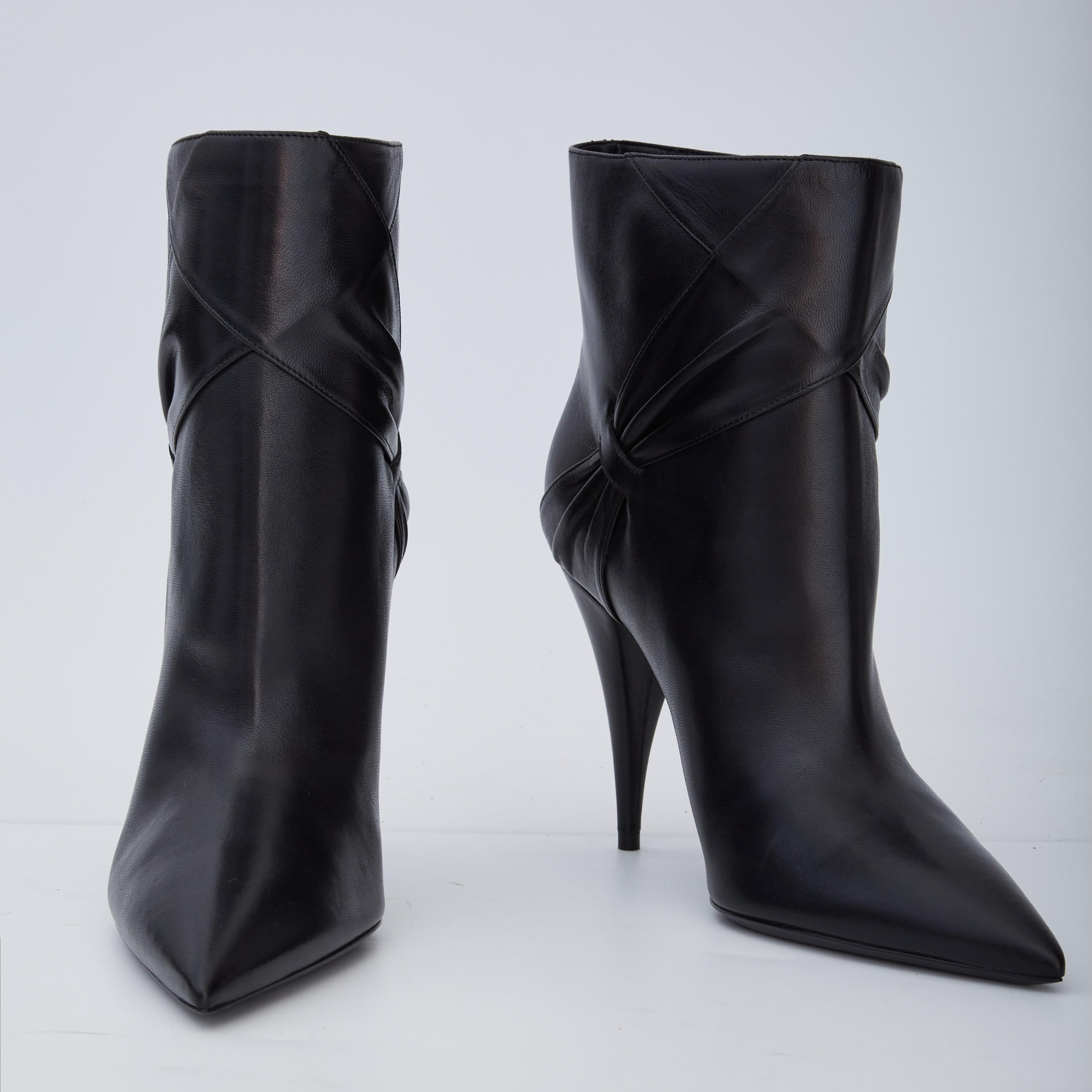 Saint Laurent Black Leather Pointed Toe Bootie 606304 (EU 39) In New Condition For Sale In Montreal, Quebec