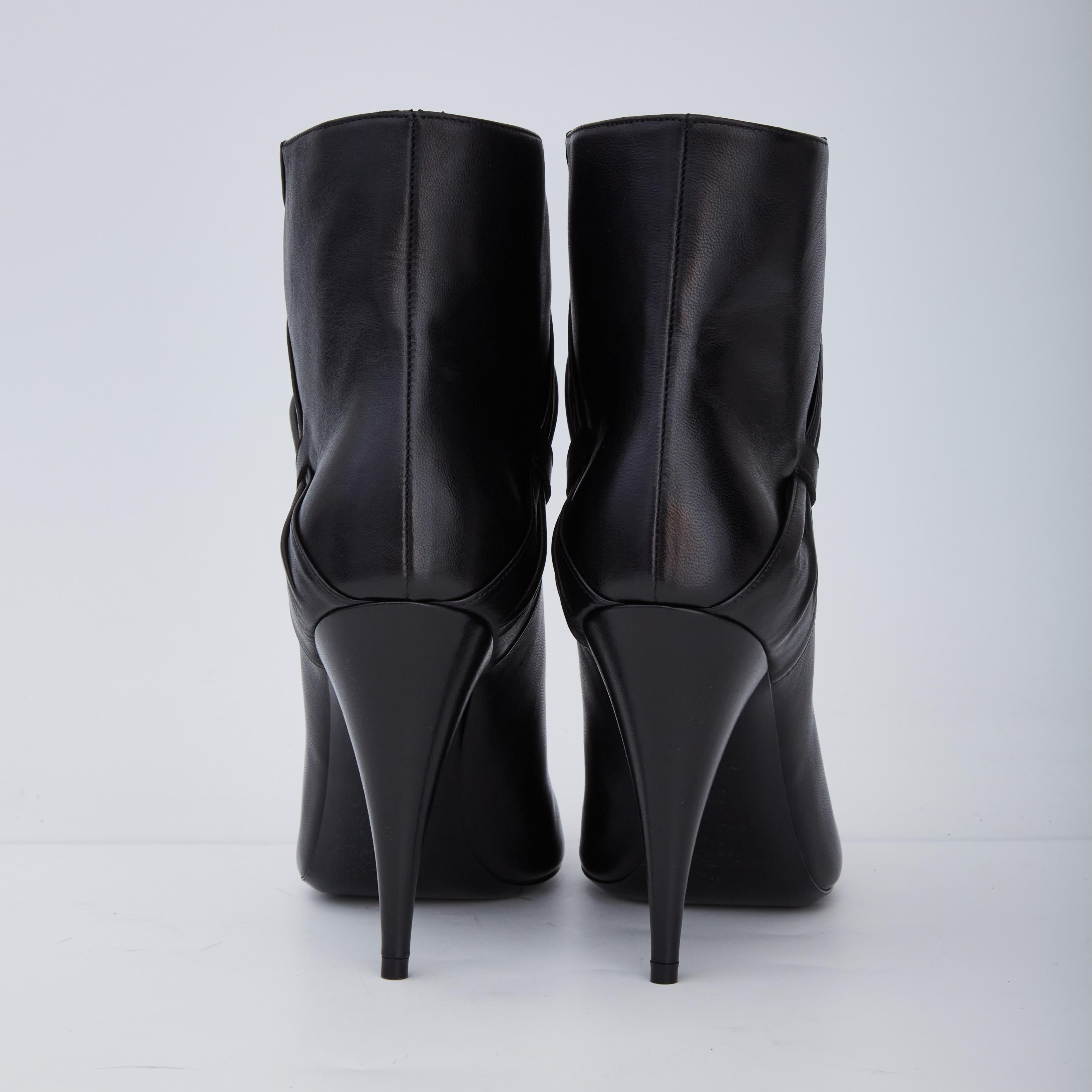 Women's Saint Laurent Black Leather Pointed Toe Bootie 606304 (EU 39) For Sale