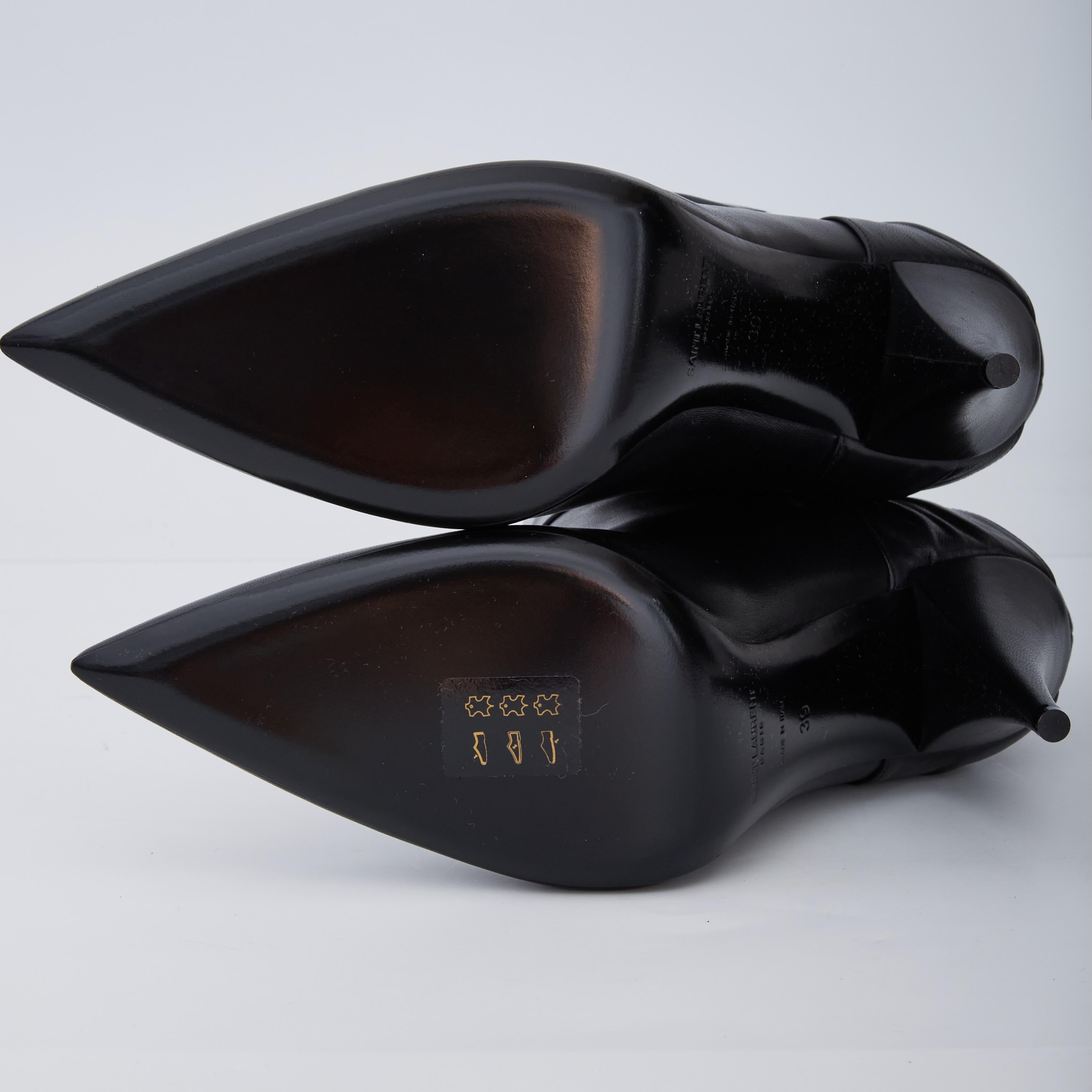 Saint Laurent Black Leather Pointed Toe Bootie 606304 (EU 39) For Sale 1