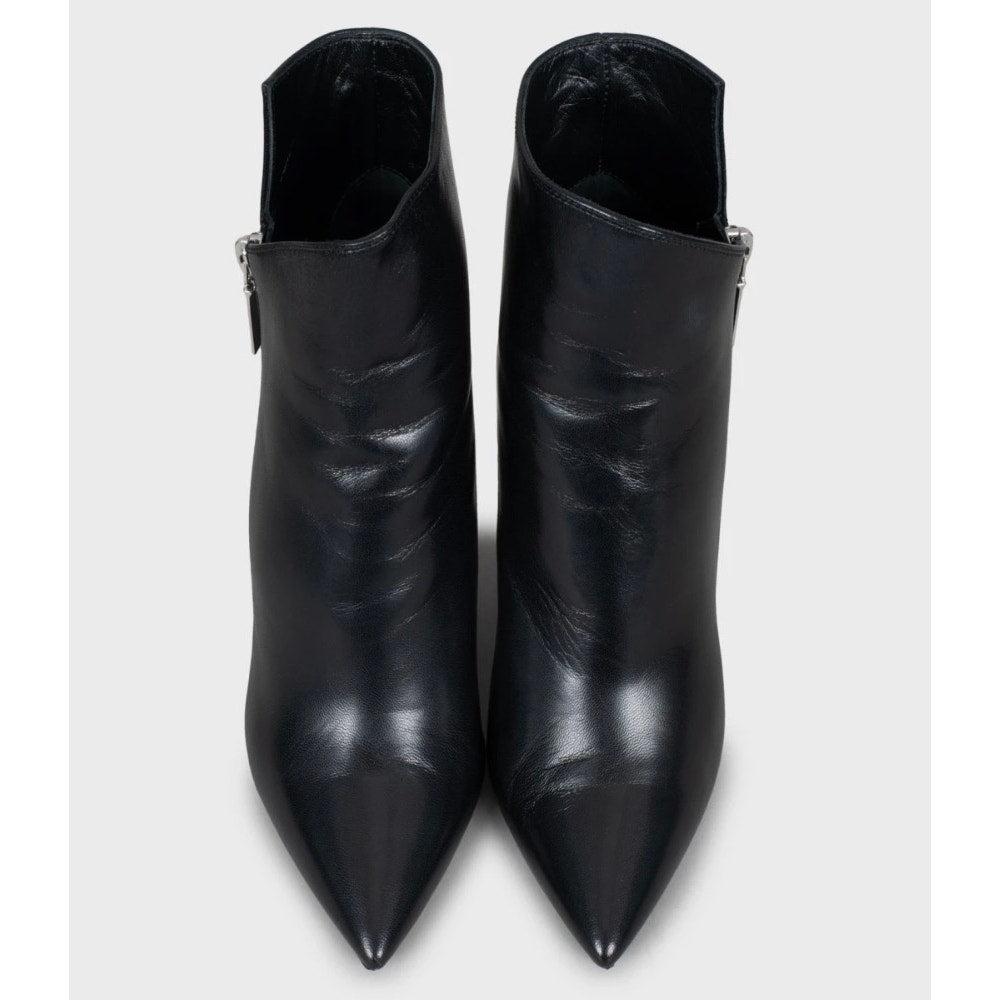 ¡Sal a la calle con estilo con estos elegantes botines Saint Laurent! Confeccionadas en suave piel negra, estas botas presentan una puntera afilada y un exclusivo tacón esculpido. Los herrajes plateados añaden un toque de sofisticación. 

Talla: