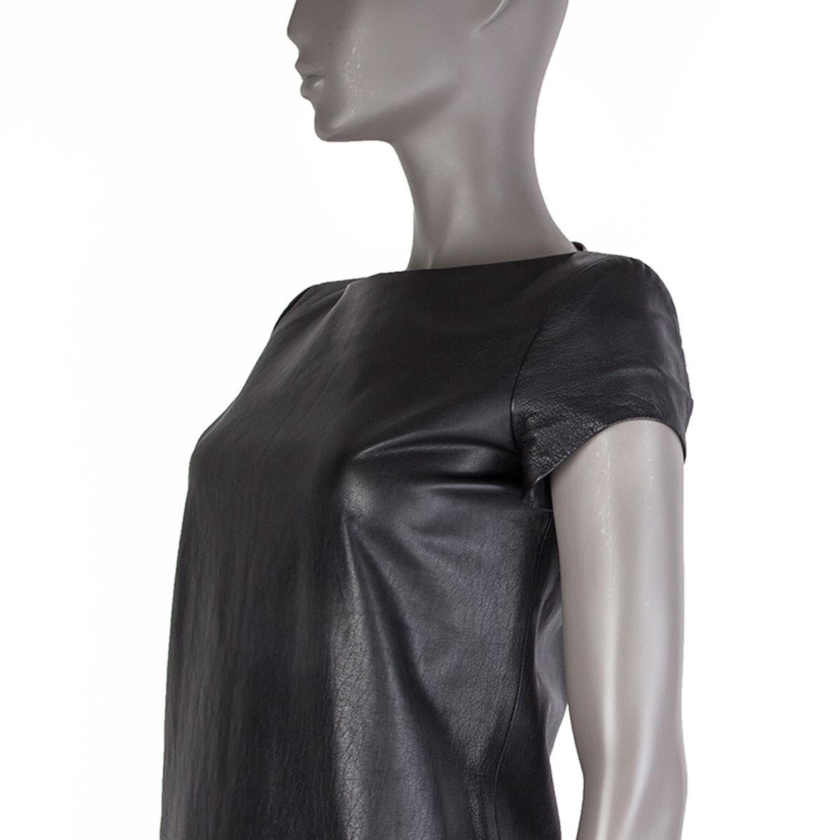 100% authentisches Saint Laurent kurzärmeliges Shit-Kleid aus schwarzem Leder. Wird auf der Rückseite mit einem Reißverschluss geöffnet. Gefüttert mit schwarzer Seide (100%). Wurde getragen und ist in ausgezeichnetem Zustand.

Tag Größe	Fehlende