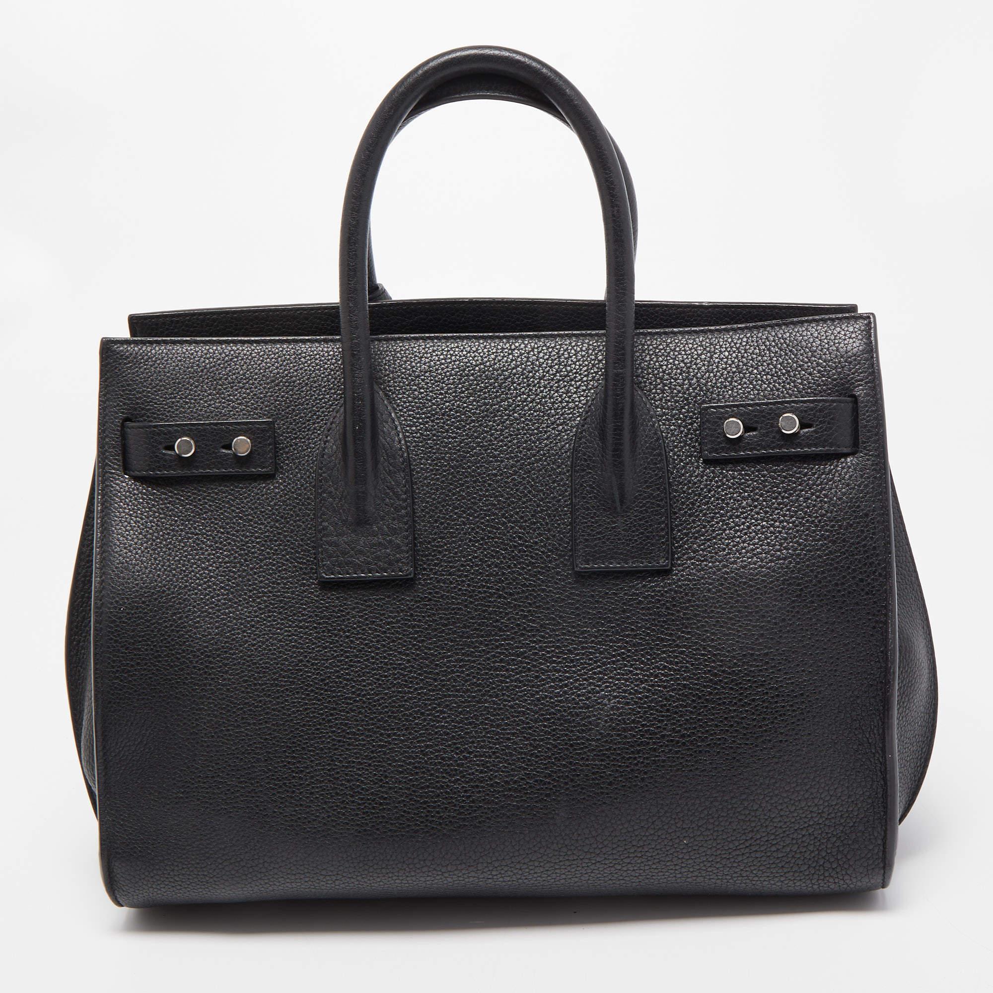 This authentic Saint Laurent tote for women is super classy and functional, perfect for everyday use. We like the simple details and its high-quality finish.

Includes: Detachable Strap, Padlock(no keys)