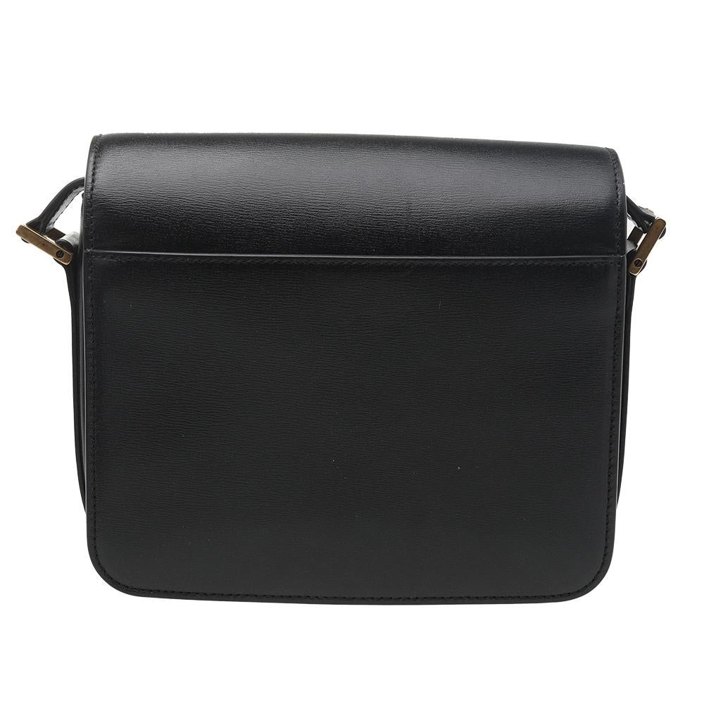 This Le 61 saddle bag by Saint Laurent is a practical choice perfect for carrying your daily needs. Crafted from leather and designed with the brand logo at the front flap, this bag features a spacious interior and a shoulder strap.