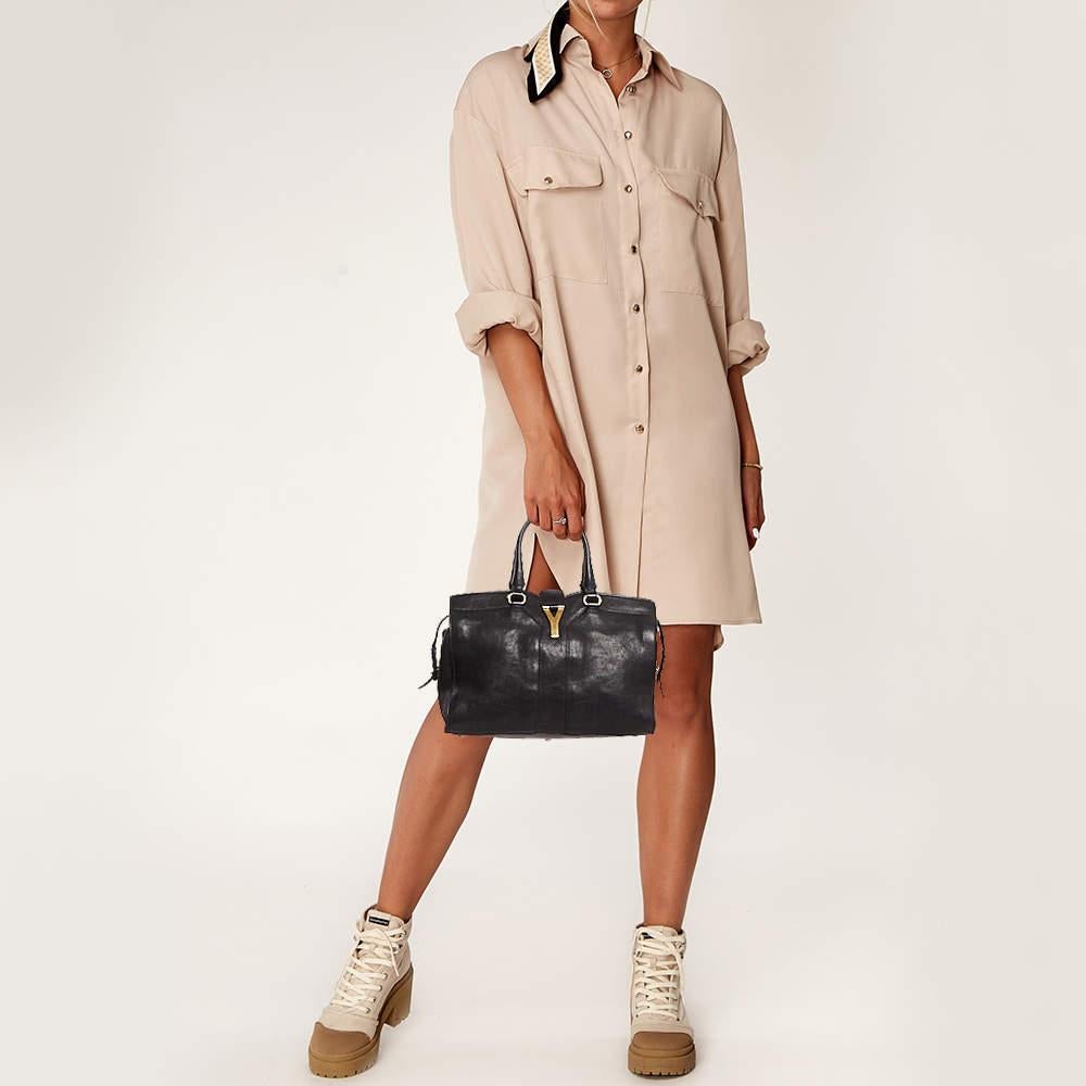 The brand detailing on the front adds a signature touch to this Saint Laurent tote. Crafted from leather this bag is enriched with minimal but classy details. The dual handles and the spacious interior make it an accessory of utility.