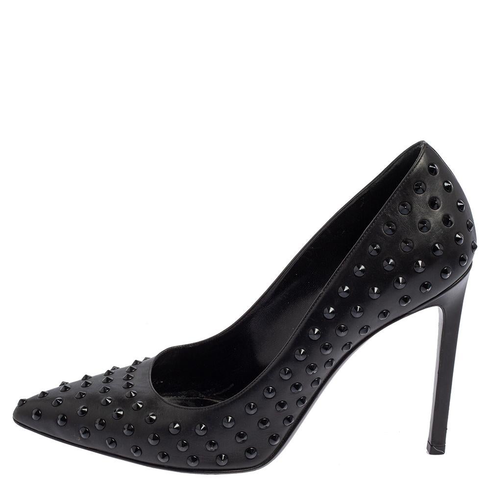 Das Pariser Label Saint Laurent ist eines der berühmtesten Modehäuser und bekannt für seine brillante Handwerkskunst. Diese Pumps wurden aus Leder in einer spitz zulaufenden Silhouette gefertigt. Das Äußere ist über und über mit Spikes verziert und
