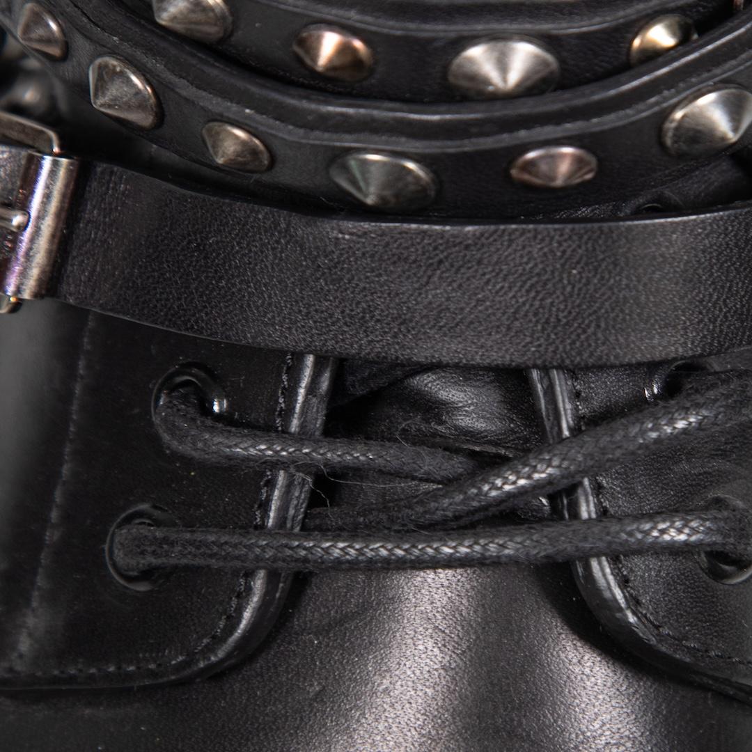 De las mujeres Saint Laurent Botines de piel negra con tachuelas y cinturón Talla IT 38 en venta