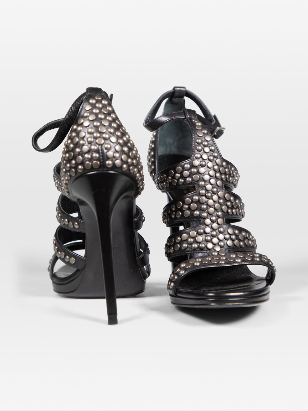 Noir Saint Laurent Sandales cloutées en cuir noir Taille IT 37 en vente