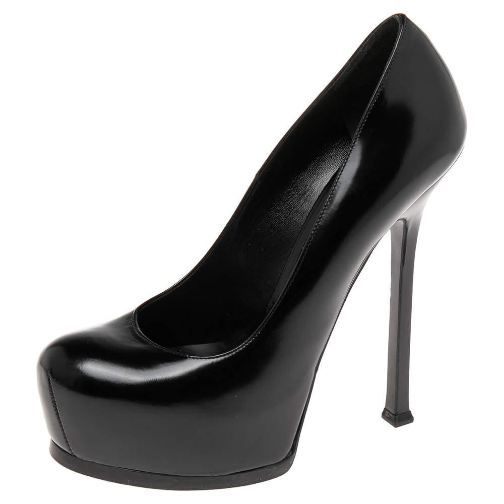 Fashionable and chic, these Tribtoo pumps from Saint Laurent will cut an alluring silhouette from day to night. Crafted from leather, the pumps have a black shade, concealed platforms, and 14 cm heels.