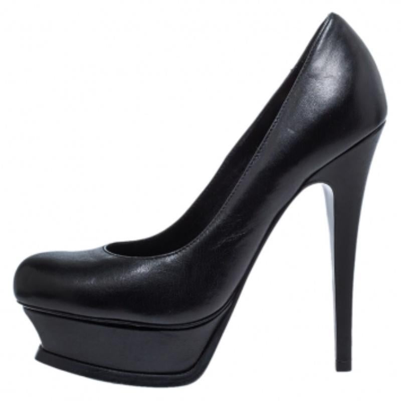 Nous sommes tombées amoureuses de ces escarpins Saint Laurent ! Elles sont fabriquées en cuir et dotées d'orteils couverts, de plates-formes et de talons de 13,5 cm. Véritablement à la pointe de la mode, cette paire fera ressortir sans effort la