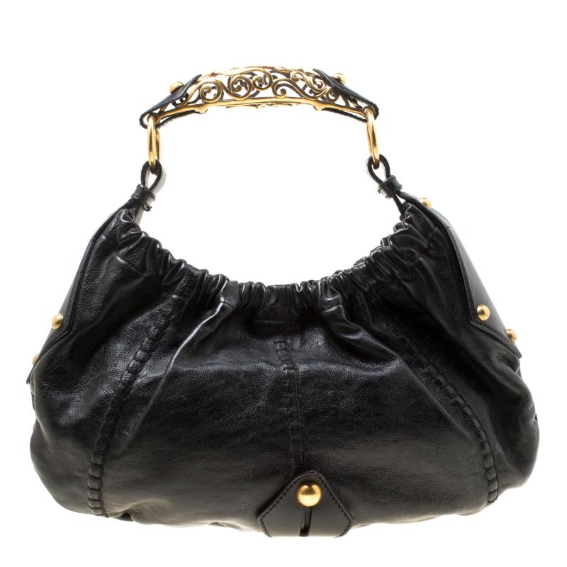 You will love to have this Saint Laurent Paris Vincennes Mombasa hobo. Crafted from black leather and held by a metal horn-shaped handle, it is a beauty. Fastened by a snap magnetic button, the interior is lined with satin to house your essentials