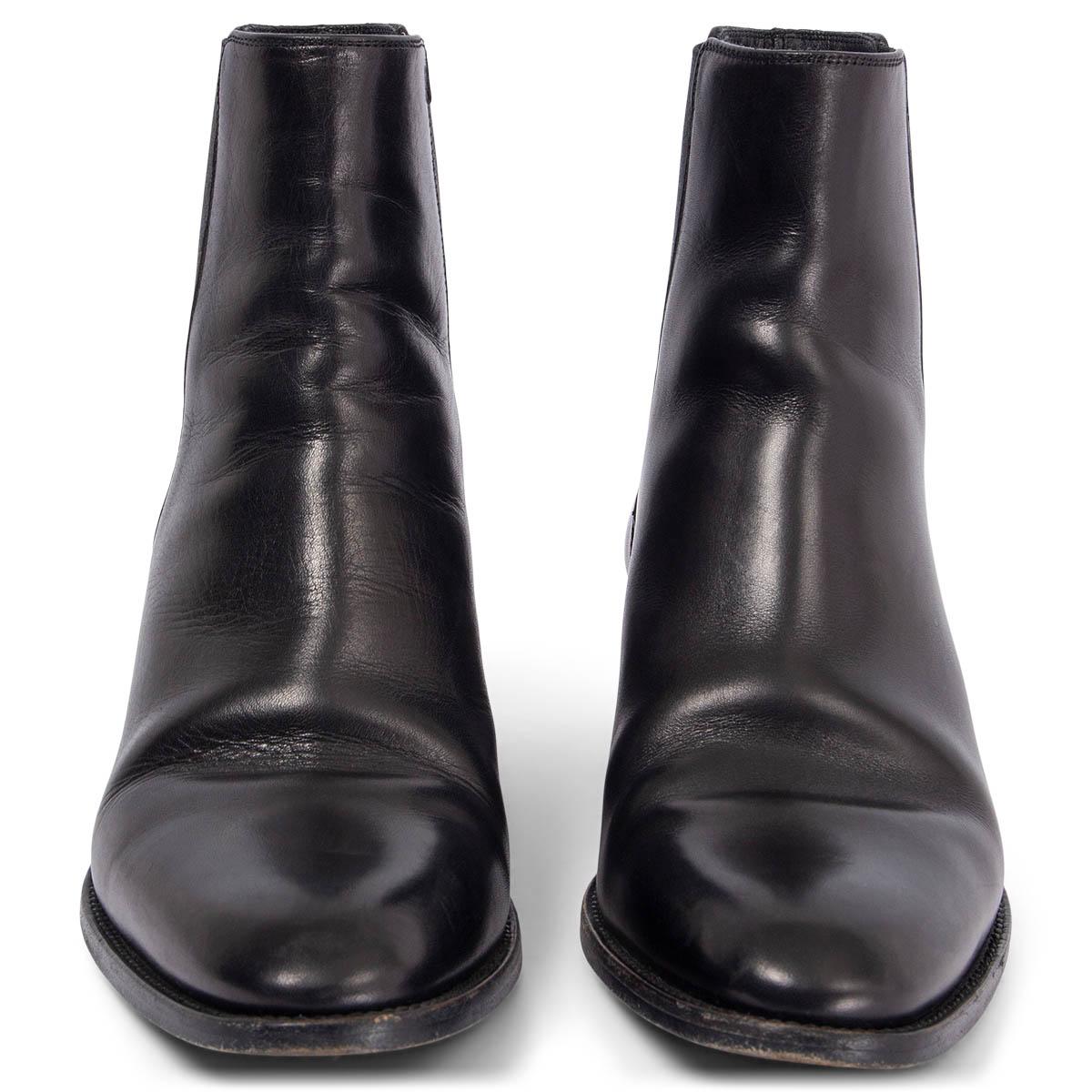 100% authentique Saint Laurent Wyatt 40 chelsea ankle-boots en cuir de veau lisse noir avec des inserts extensibles sur le côté. Ils ont été portés et présentent quelques plis. En général en très bon état. 

Mesures
Taille imprimée	38
Taille des