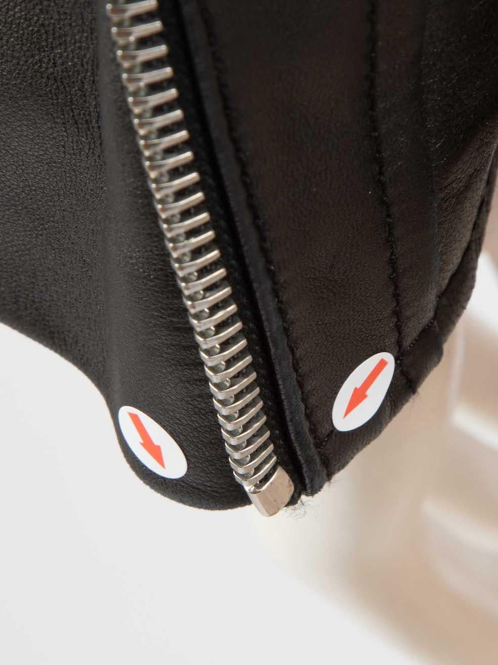 Saint Laurent Schwarze Leder-Bikerjacke mit Reißverschlussdetails Größe M Damen im Angebot