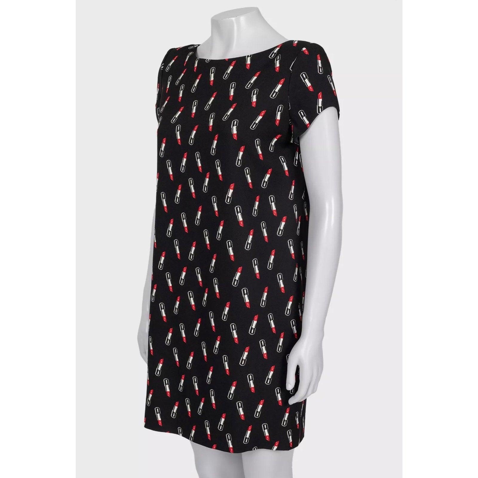 Faites-vous remarquer avec cette robe chic à imprimé rouge à lèvres de Saint Laurent ! Cette élégante robe noire présente un motif imprimé de lèvres amusant et coquet, parfait pour ajouter une touche de personnalité à votre garde-robe.

Taille :
