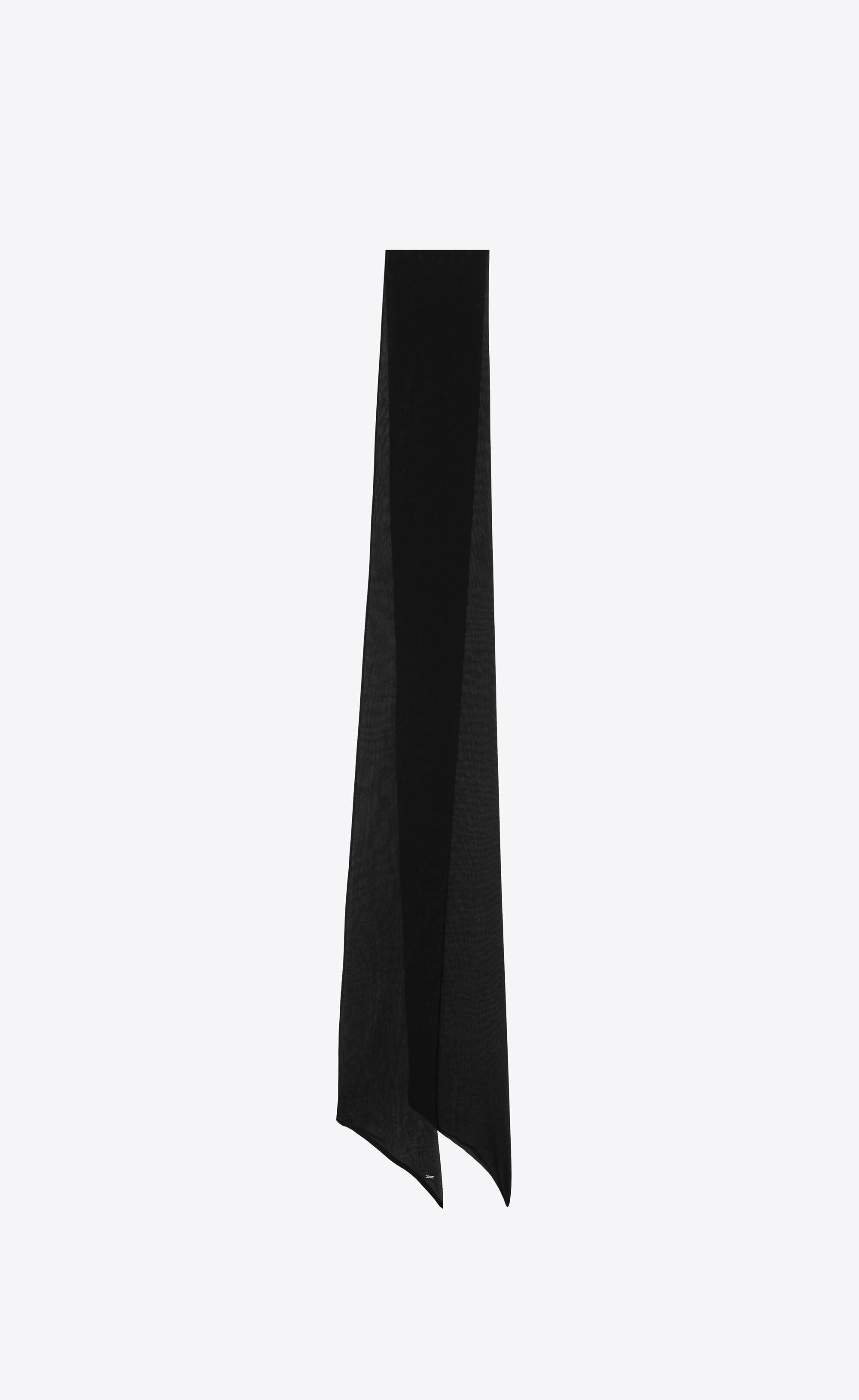 Bufanda Lavallière larga de seda georgette negra Saint Laurent

Este lavalliere de seda Saint Laurent es un básico de armario, con tejido de seda, bordes biselados y una placa grabada de Saint Laurent Paris. A estrenar. Fabricado en