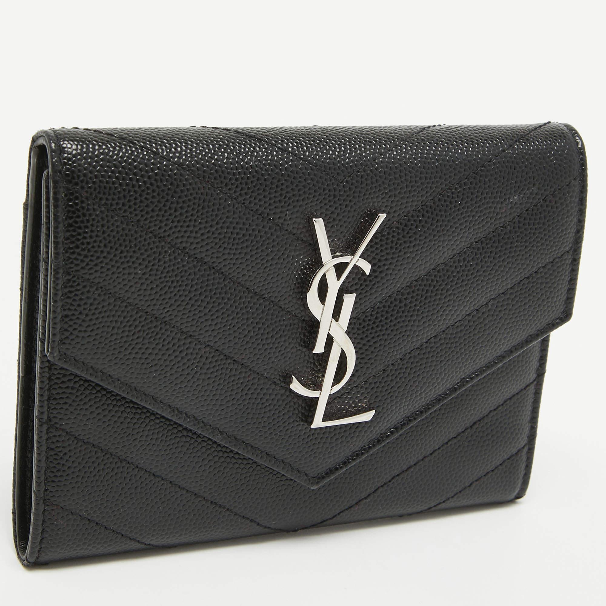 Exquisitely rendered from matelassé leather, this Saint Laurent wallet embodies a contemporary shape. Named after Adolphe Mouron Cassandre, this Cassandre wallet will incorporate a touch of luxury into your outfit. The brand detailing on the front