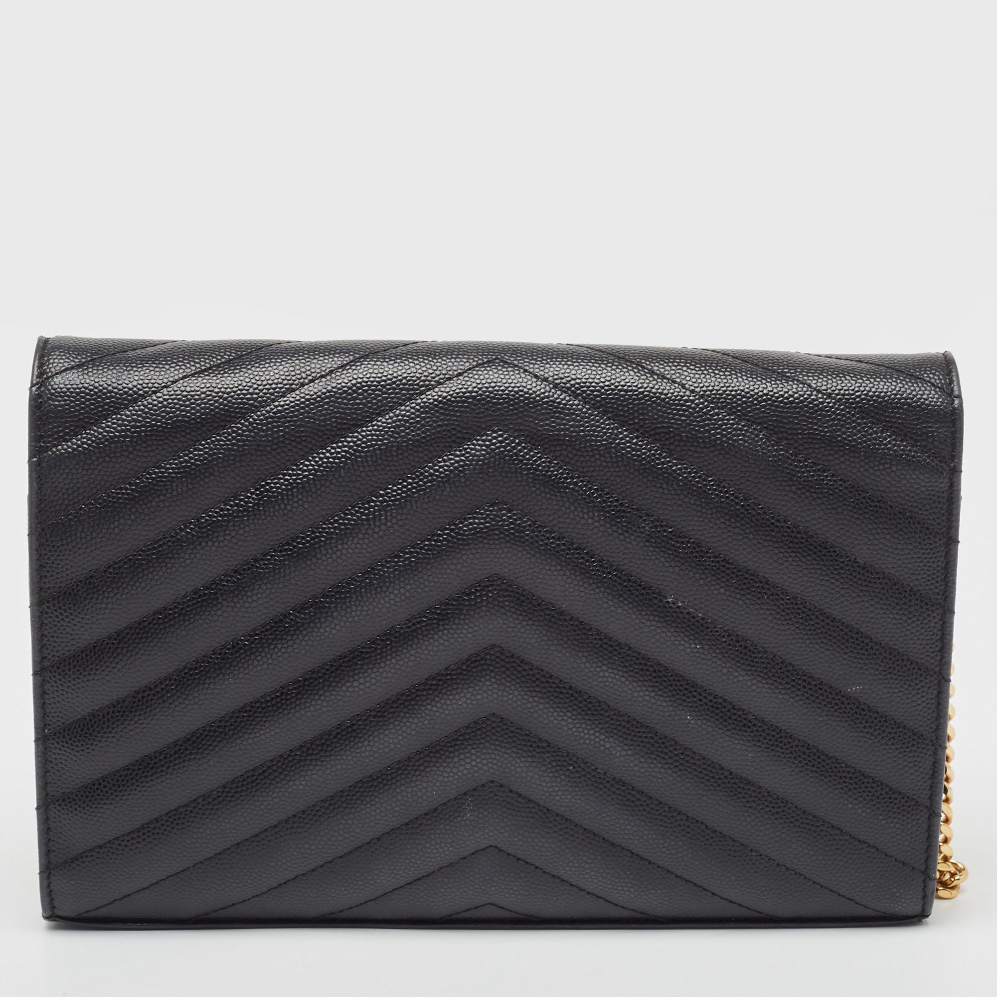 This Saint Laurent wallet on chain is conveniently designed for easy wear. It comes with a well-spaced interior for you to arrange your cards and cash neatly. This stylish piece is complete with a chain link.

Includes: Original Dustbag, Detachable