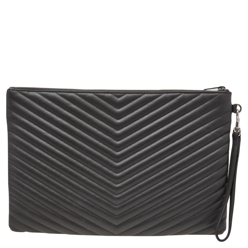 Meticulously crafted from matelasse leather, this Saint Laurent clutch exudes just the right amount of sophistication. The clutch features the 'YSL' logo on the front and a fully lined compartment to store all your essentials. Carry this black