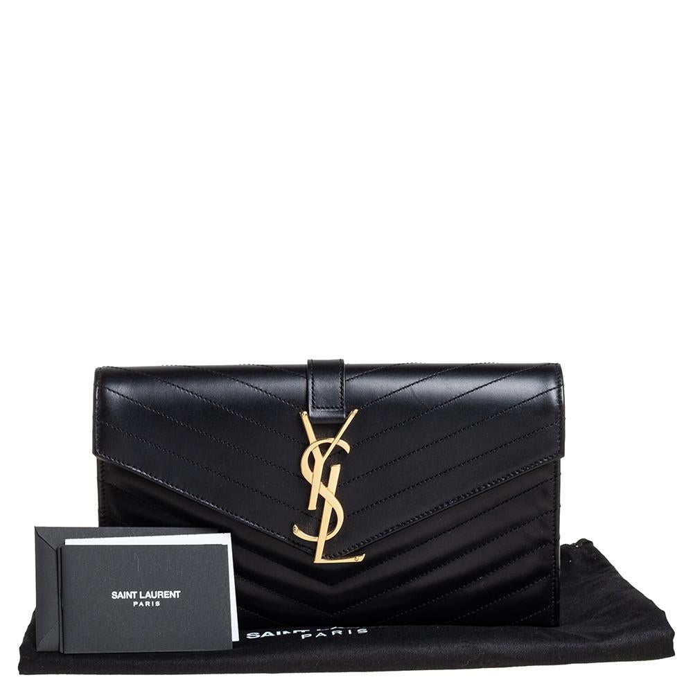 Saint Laurent - Pochette a busta in pelle matelassé nera con monogramma 7