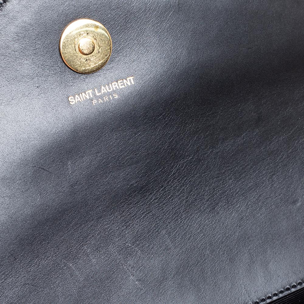 Saint Laurent - Pochette a busta in pelle matelassé nera con monogramma In condizioni buone a Dubai, Al Qouz 2