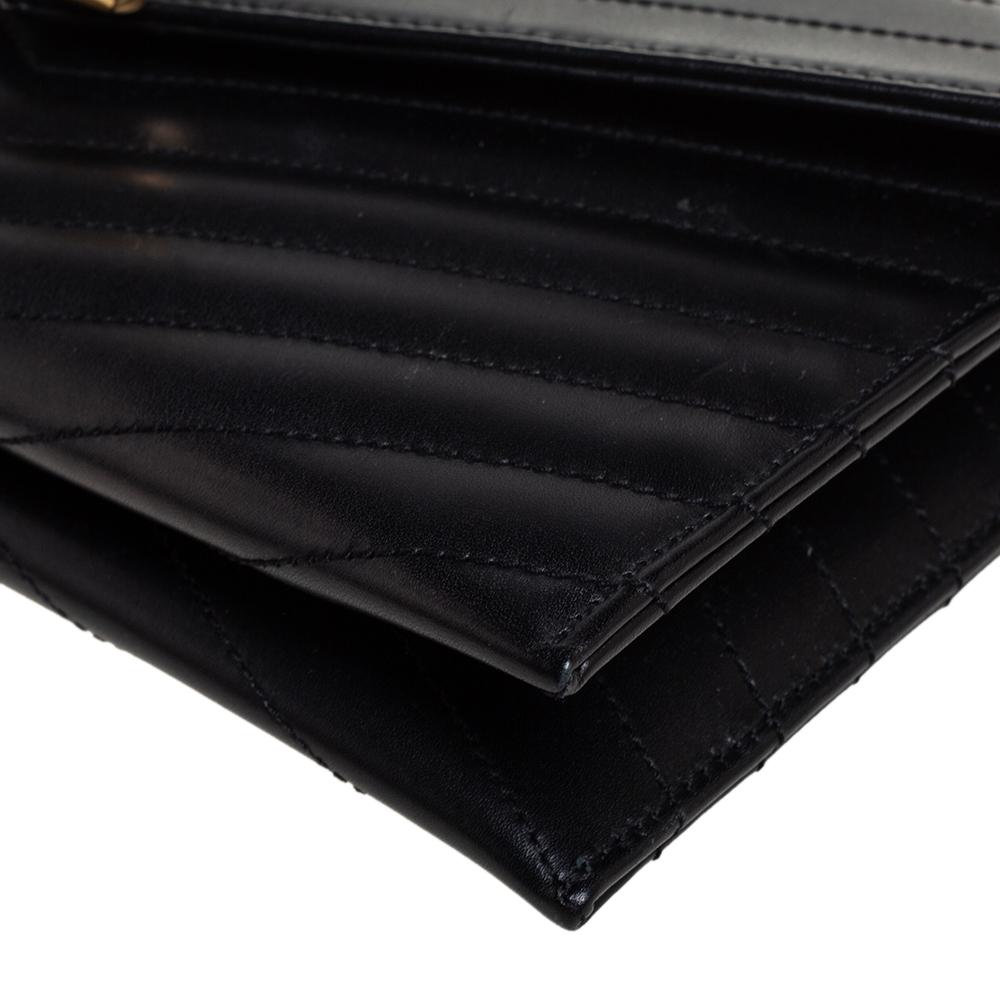 Saint Laurent - Pochette a busta in pelle matelassé nera con monogramma 2