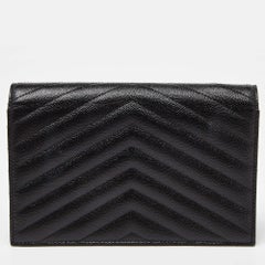 Saint Laurent Portemonnaie aus schwarzem Matelasse-Leder mit Monogramm und Umschlag an Kette